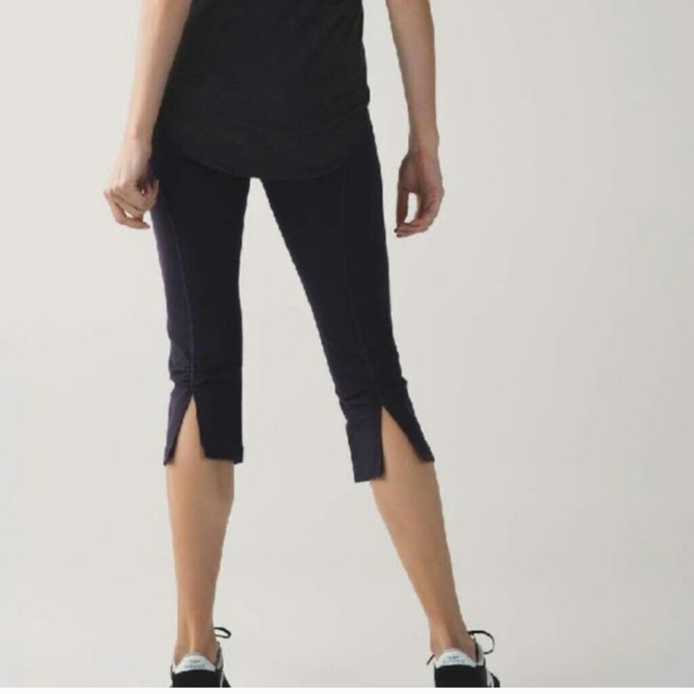 Lululemon Gather and Crow Crop with Back Slits size 4